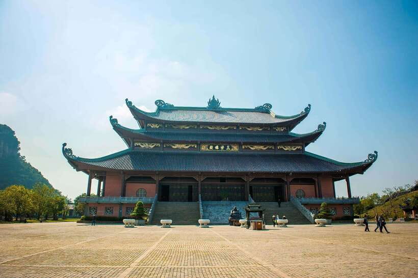 Ninh Binh : Mua Cave, Bai Dinh Pagoda, and Trang An Day Tour - Trang An by small boat through caves and rice fields