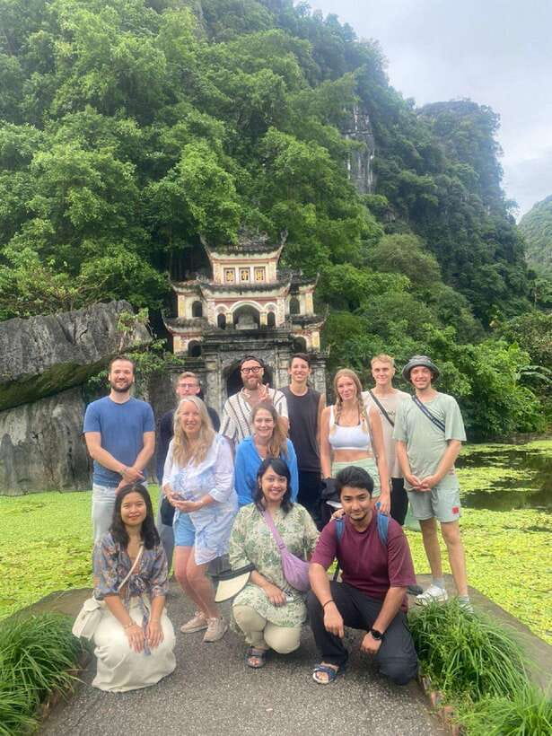 Ninh Binh : Mua Cave, Bai Dinh Pagoda, and Trang An Day Tour - The guide and transport experience