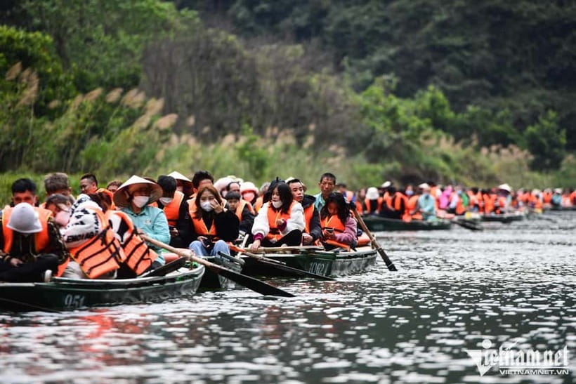 Ninh Binh: Mua Cave Hike, Trang An Boat & Village Bike Tour - Trang An: two hours on water and under limestone