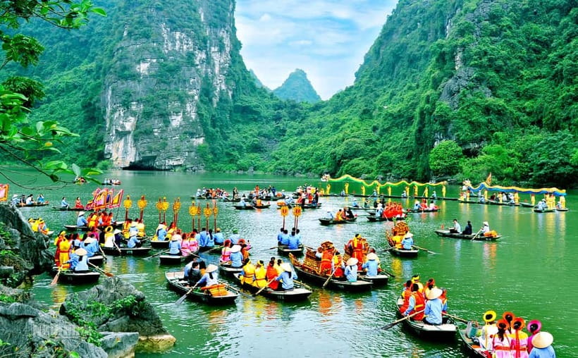 Ninh Binh: Mua Cave Hike, Trang An Boat & Village Bike Tour - The garden café and optional bamboo weaving