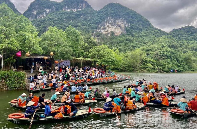 Ninh Binh: Mua Cave Hike, Trang An Boat & Village Bike Tour - Mua Cave and the 500 steps to the top