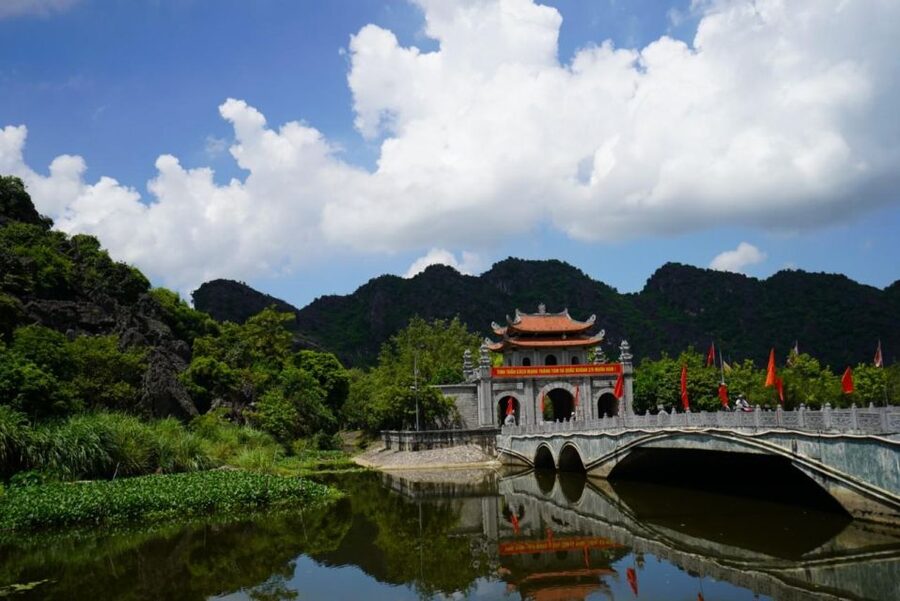 Ninh Binh Trip Visit Hoa Lu Capital -Tam Coc-Biking-Mua Cave - Tam Coc by sampan, with caves and quiet waterways