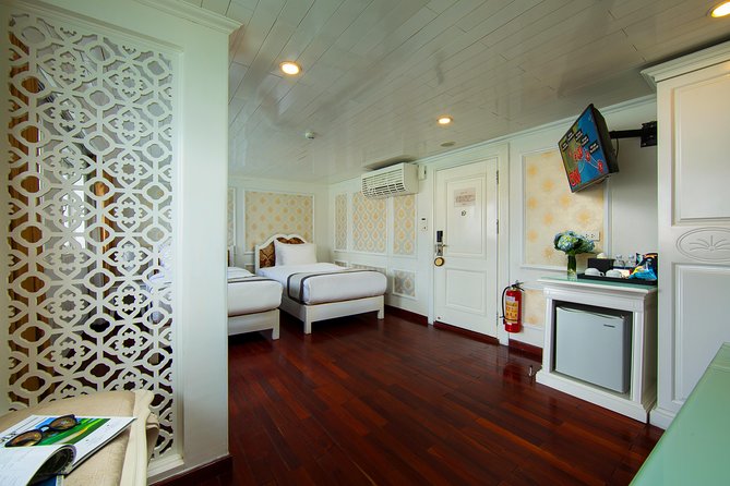 (Official) Signature Royal Cruise - 02 days 01 night program - Boarding at 12:30 and lunch among the islands