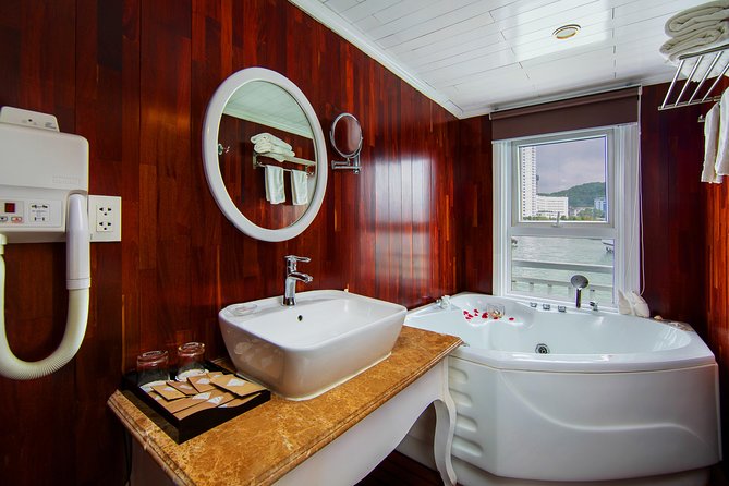 (Official) Signature Royal Cruise - 03 days 02 nights program - Group size, transport, and practical planning