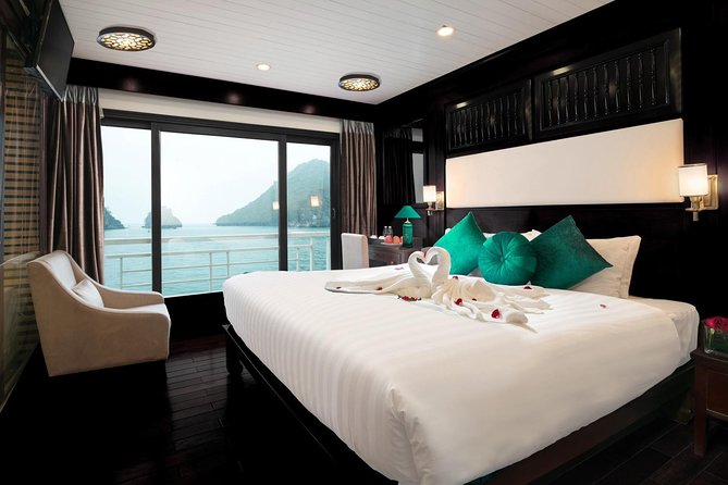 Overnight Luxury 5 Star Alisa Cruise with Meals, Kayak or Bamboo Boat - Boarding Alisa Cruise and the first lunch