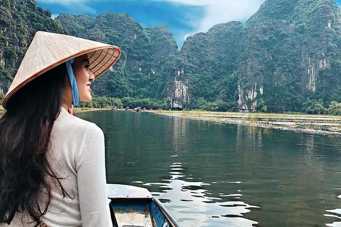 Premium Hoa lu - Trang An - Mua Cave with Buffet Lunch from Hanoi - The guide and the feel of a shared group