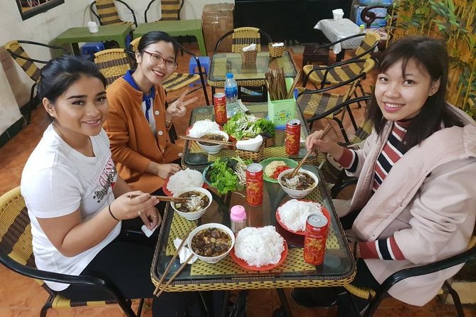Private food tour with Real Foodie - Train Street and its limits