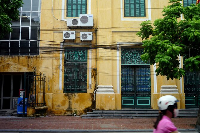 Private Hanoi Half-Day Tour: Train Street and Must Visit Places - Hoa Lo Prison and the Difficult Side of Hanoi’s Past