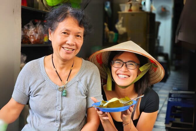 Private Hanoi Old Quarter Food Tour with 8+ Authentic Tastings - A brief stop for chả cá and Hanoi photos