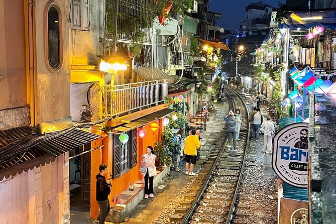 Private Unstoppable Gourmet Gastronomic Tour - Train Street and the close-up finish