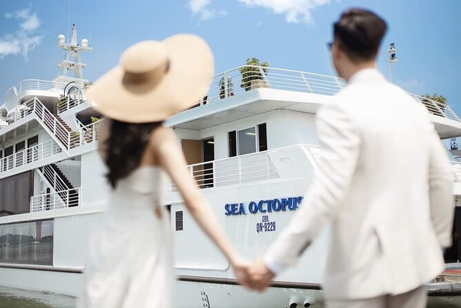 Sea Octopus Cruise - The Top Luxury Day Tour in Halong Bay - Lunch, vegetarian food, and the dining setup