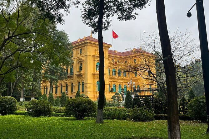 Small-group Hanoi Highlights Weekend Walking Tour - The Presidential Palace and Vietnam’s colonial past